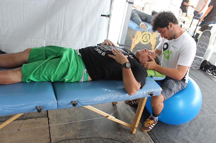 Alison Paz em atendimento à Christian Hosoi durante o 2014 Vans Park Series, Brasil